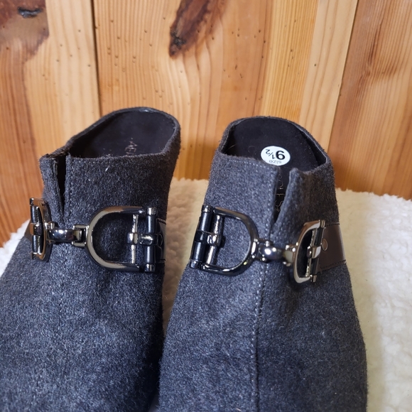 AEROSOLES grey wool heels,Sz 9.5, buckles, minor chips on heels, see pics - Picture 3 of 10